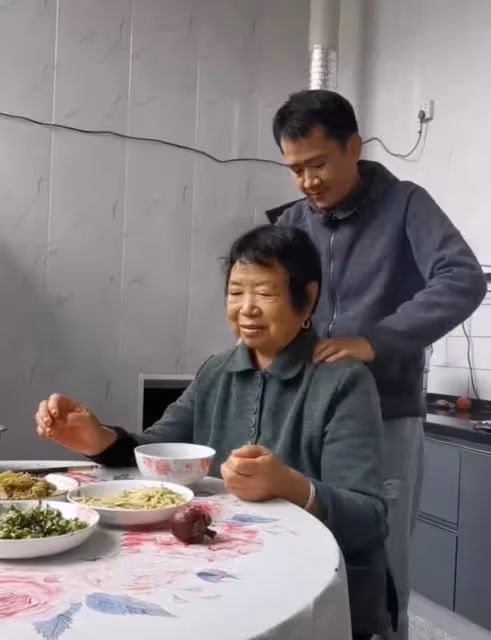 38歲戲骨曝演員耍大牌!拍戲遲到害劇組苦等,事後態度傲慢引不滿