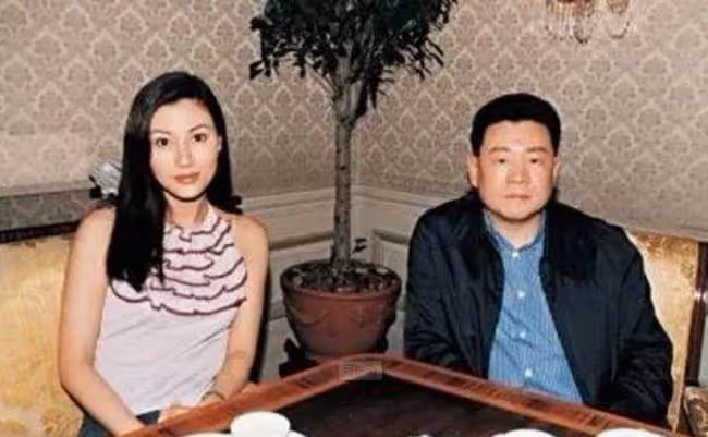 "性感女神"邱淑貞：被王晶獨寵9年，為何轉身嫁給了富商沈嘉偉？