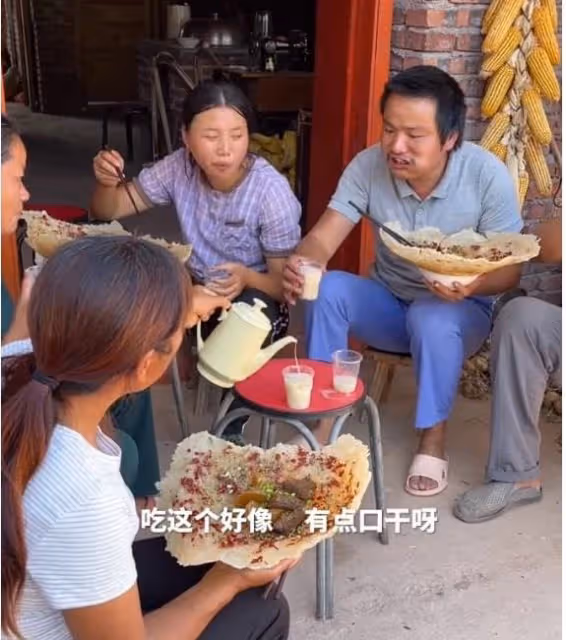 同樣是農村網紅，為何牛愛芳的小春花被批，桃子姐卻獲央視力挺？