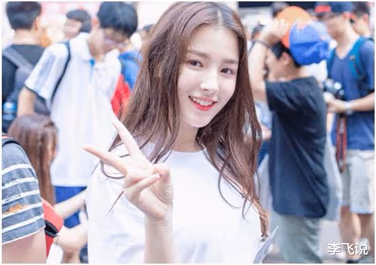 微胖女神李承利，擁有美韓兩國血統，身材前凸後翹