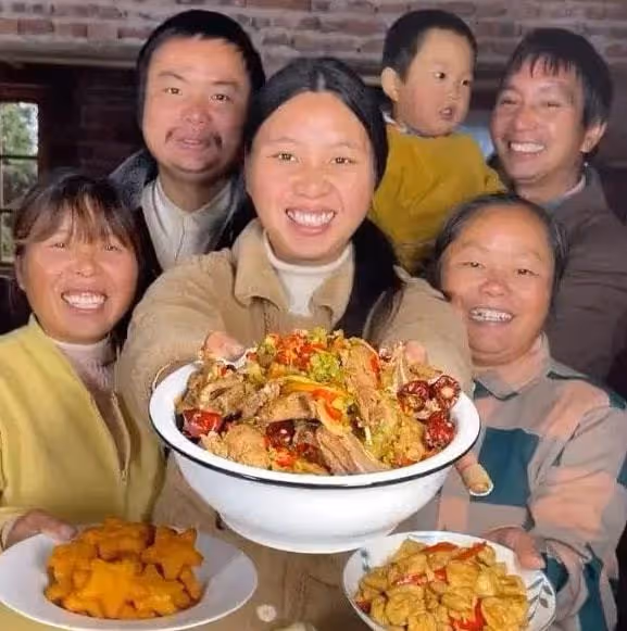 同樣是農村網紅，為何牛愛芳的小春花被批，桃子姐卻獲央視力挺？