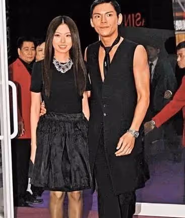 豪門狙擊手?被「太子爺」官宣後,挺著大肚子嫁百億富商?