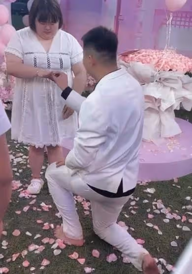 白小白愛徒大萌被男友浪漫求婚!大美直言女孩最重要的就是保持開心和漂亮!寂寞爆料方丈給老葛刷500萬不是自己充的!