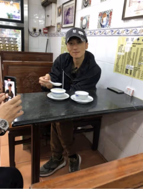 41歲的謝霆鋒在一家餐廳露面!翹著腿打扮路人