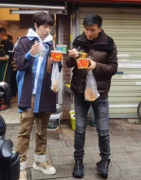 41歲的謝霆鋒在一家餐廳露面!翹著腿打扮路人