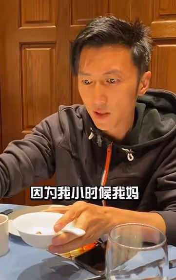 41歲的謝霆鋒在一家餐廳露面!翹著腿打扮路人