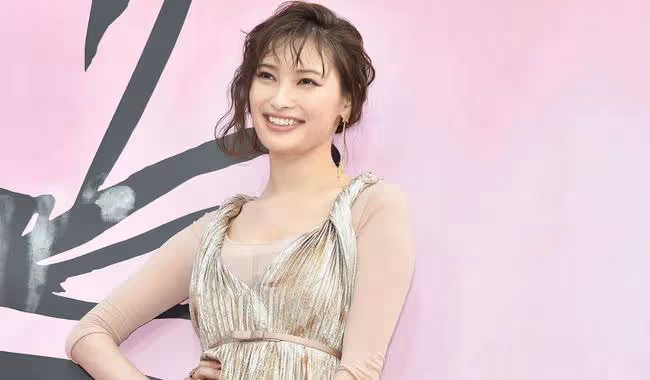 大政絢結婚，閨蜜佐佐木希隔空喊話「一定要幸福」，網友表示心疼