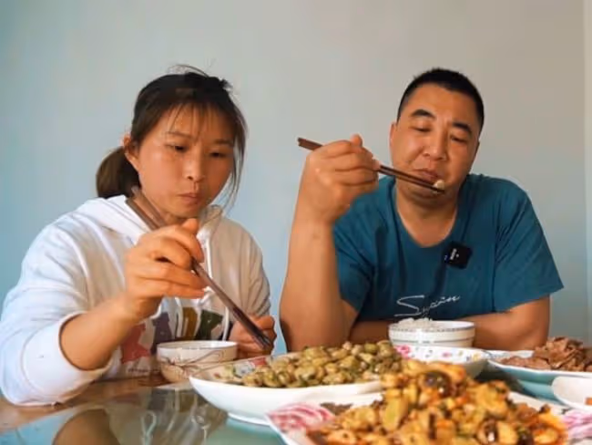 同樣是農村網紅，為何牛愛芳的小春花被批，桃子姐卻獲央視力挺？