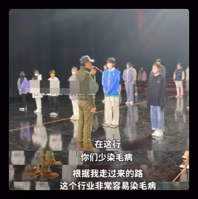 陳道明寄語青年演員,要他們少染壞毛病,劉浩存手藏袖口被批散漫