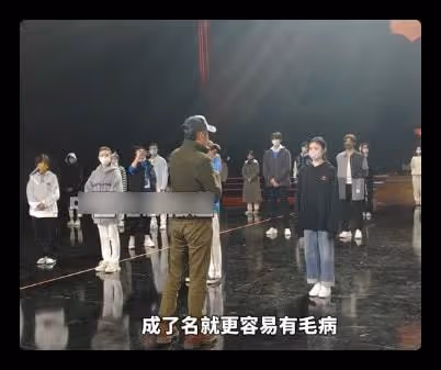 陳道明寄語青年演員,要他們少染壞毛病,劉浩存手藏袖口被批散漫