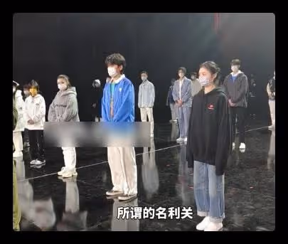 陳道明寄語青年演員,要他們少染壞毛病,劉浩存手藏袖口被批散漫