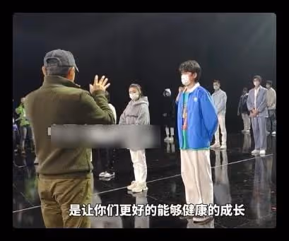 陳道明寄語青年演員,要他們少染壞毛病,劉浩存手藏袖口被批散漫