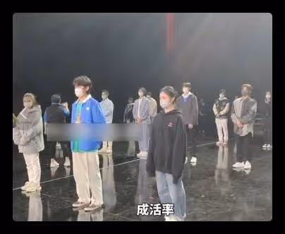 陳道明寄語青年演員,要他們少染壞毛病,劉浩存手藏袖口被批散漫