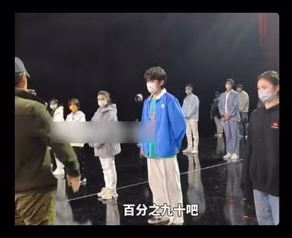 陳道明寄語青年演員,要他們少染壞毛病,劉浩存手藏袖口被批散漫