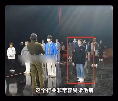 陳道明寄語青年演員,要他們少染壞毛病,劉浩存手藏袖口被批散漫