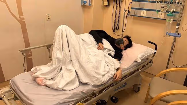 25歲男星吃毒蘑菇，凌晨緊急送醫，曾因成功追星楊冪笑到下巴脫臼
