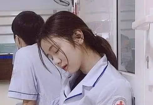 女護士因長的漂亮,被拍後迅速走紅,網友:睡覺的樣子貌比西施