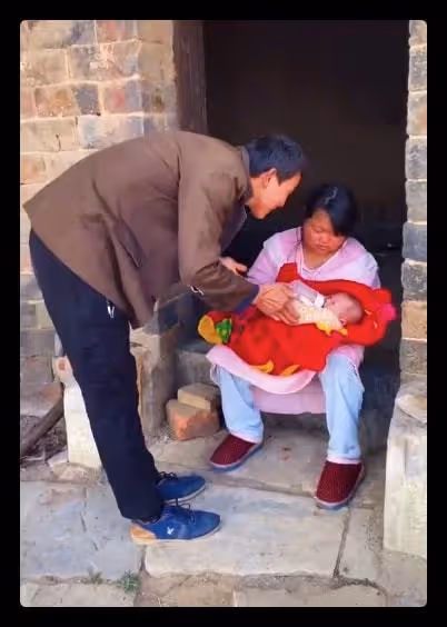 網紅自曝三胎去世,孩子倆月大哭到嗓子啞,母親只顧直播不聞不問