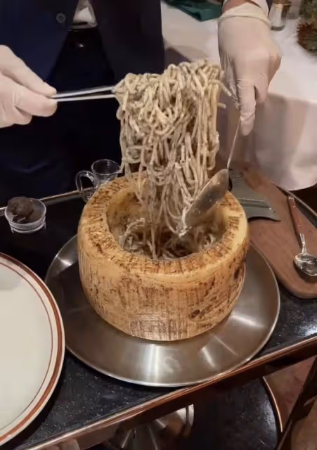 千萬網紅白冰惹爭議!啃咬公共食材用廚具進餐,商家不更換引眾怒