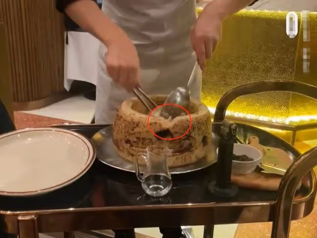 千萬網紅白冰惹爭議!啃咬公共食材用廚具進餐,商家不更換引眾怒