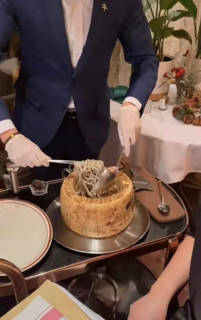 千萬網紅白冰惹爭議!啃咬公共食材用廚具進餐,商家不更換引眾怒