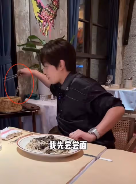 千萬網紅白冰惹爭議!啃咬公共食材用廚具進餐,商家不更換引眾怒