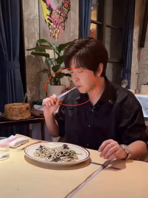 千萬網紅白冰惹爭議!啃咬公共食材用廚具進餐,商家不更換引眾怒