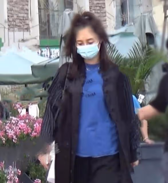 有一種「自暴自棄」叫白百何,近照曝光太邋遢,小腹凸起似「孕婦」