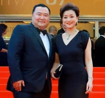 26歲放棄鐵飯碗工作,與老公離婚後嫁商業巨鱷,如今身價70億