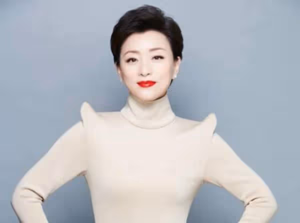 26歲放棄鐵飯碗工作,與老公離婚後嫁商業巨鱷,如今身價70億