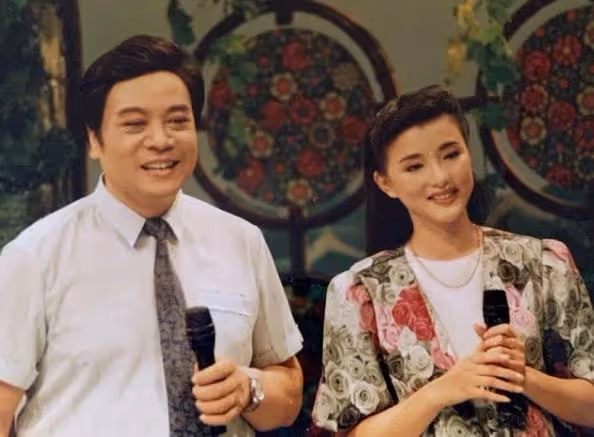 26歲放棄鐵飯碗工作,與老公離婚後嫁商業巨鱷,如今身價70億