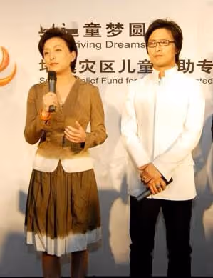 26歲放棄鐵飯碗工作,與老公離婚後嫁商業巨鱷,如今身價70億