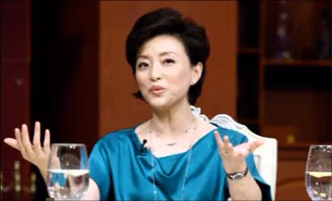 26歲放棄鐵飯碗工作,與老公離婚後嫁商業巨鱷,如今身價70億