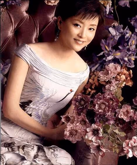 26歲放棄鐵飯碗工作,與老公離婚後嫁商業巨鱷,如今身價70億