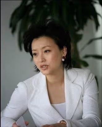 26歲放棄鐵飯碗工作,與老公離婚後嫁商業巨鱷,如今身價70億