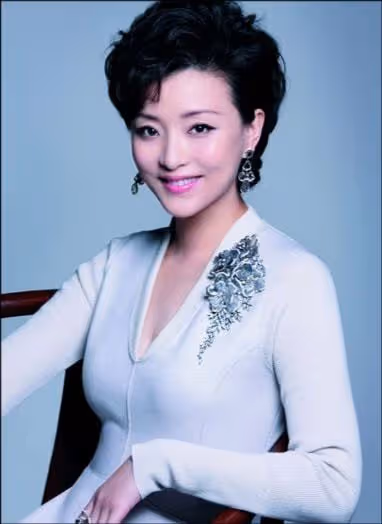 26歲放棄鐵飯碗工作,與老公離婚後嫁商業巨鱷,如今身價70億