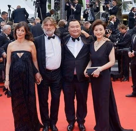 26歲放棄鐵飯碗工作,與老公離婚後嫁商業巨鱷,如今身價70億