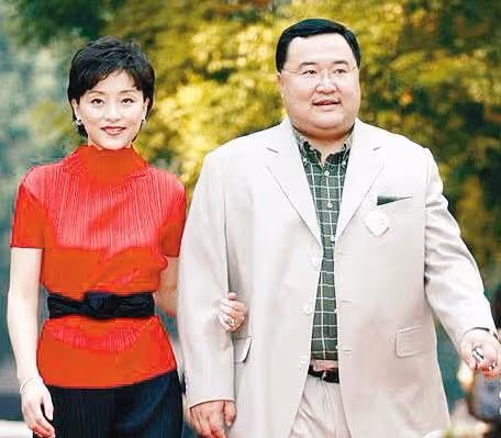 26歲放棄鐵飯碗工作,與老公離婚後嫁商業巨鱷,如今身價70億