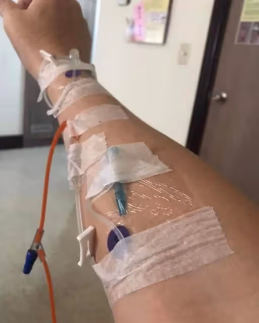 54歲戲骨緊急入院!突發心臟病心率140,曬病床照手臂插滿針管