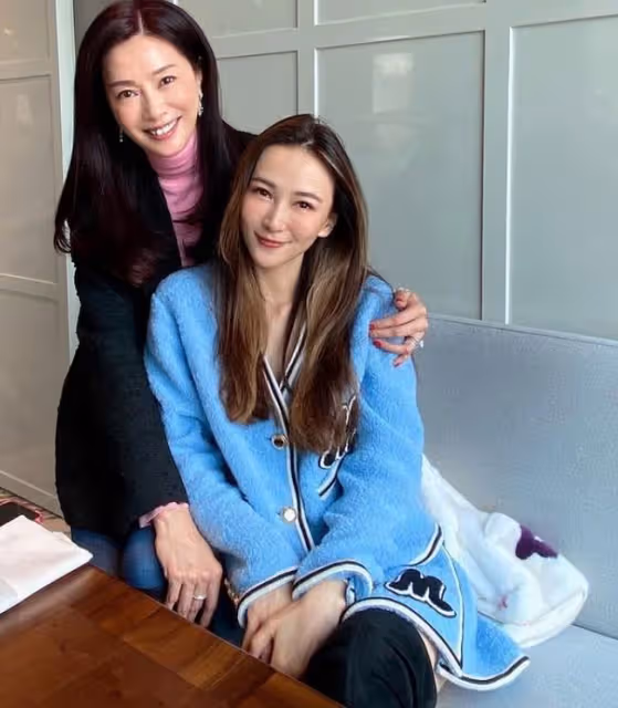 TVB老闆娘罕露面,戴大鑽戒盡顯貴氣,選美出身47歲二婚嫁豪門