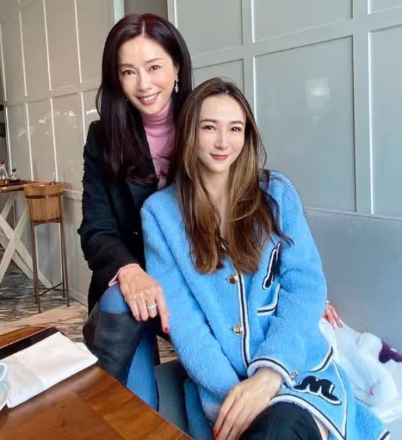 TVB老闆娘罕露面,戴大鑽戒盡顯貴氣,選美出身47歲二婚嫁豪門