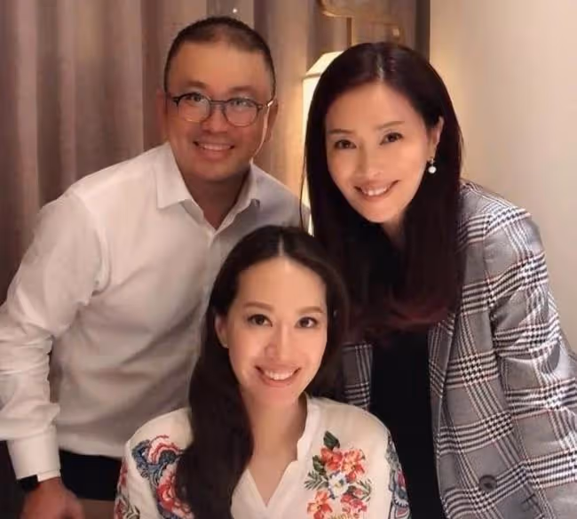 TVB老闆娘罕露面,戴大鑽戒盡顯貴氣,選美出身47歲二婚嫁豪門