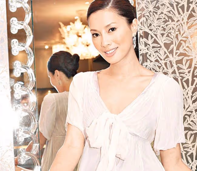 TVB老闆娘罕露面,戴大鑽戒盡顯貴氣,選美出身47歲二婚嫁豪門