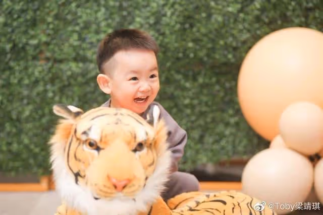 TVB前女星梁靖琪為2歲兒子慶生,明年產二胎,一家三口顏值太高