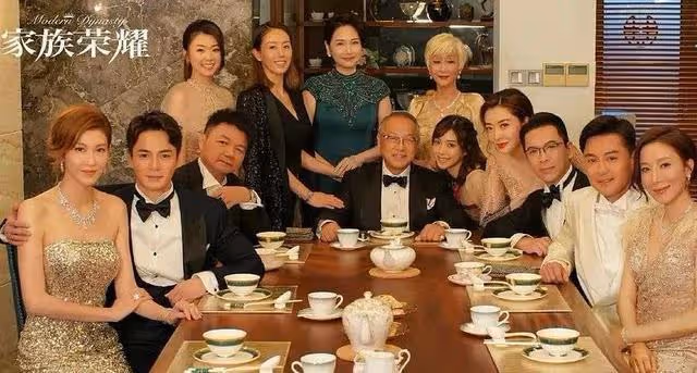 TVB前女星梁靖琪為2歲兒子慶生，明年產二胎，一家三口顏值太高
