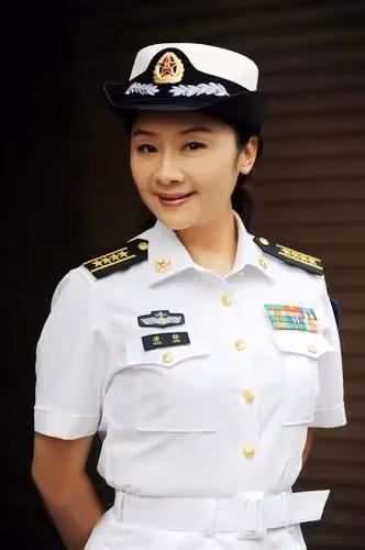 演員唐靜:與王新軍離婚後,獨自撫養兒子12年,逆襲成製片人