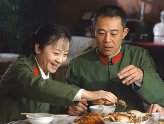 演員唐靜:與王新軍離婚後,獨自撫養兒子12年,逆襲成製片人
