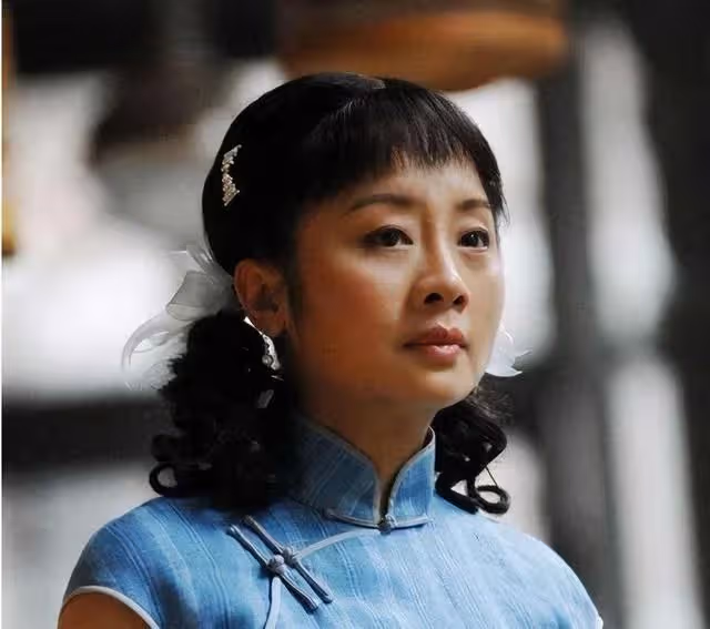 演員唐靜：與王新軍離婚後，獨自撫養兒子12年，逆襲成製片人