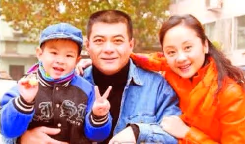 演員唐靜：與王新軍離婚後，獨自撫養兒子12年，逆襲成製片人