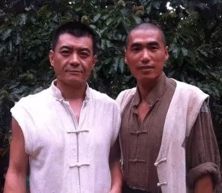 演員唐靜：與王新軍離婚後，獨自撫養兒子12年，逆襲成製片人
